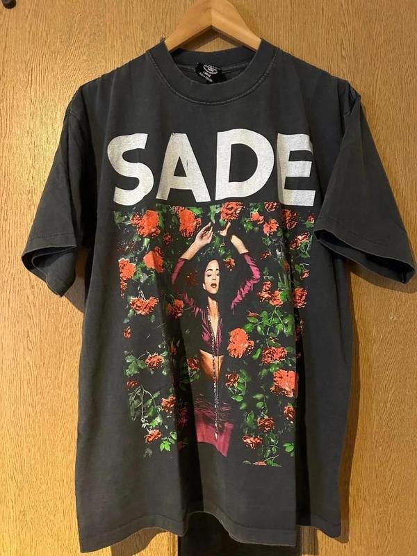 Camiseta Preta Estilo Vintage Sade Kiss of Life Para Homens E